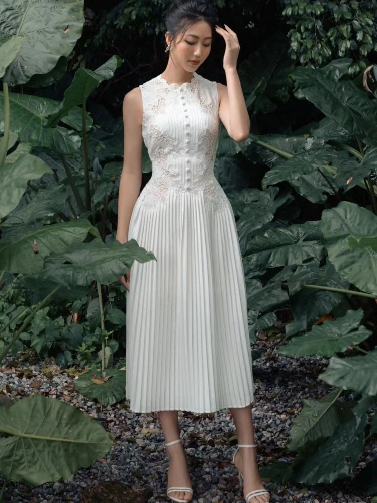 Lucia Jurk | Witte Zomerjurk met Gehaakte Bloemen en Geplooide Rok