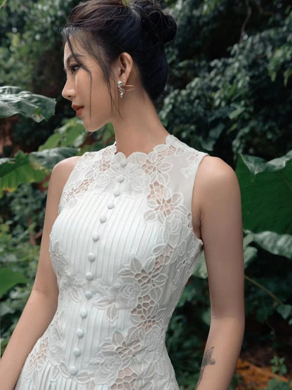 Lucia Jurk | Witte Zomerjurk met Gehaakte Bloemen en Geplooide Rok