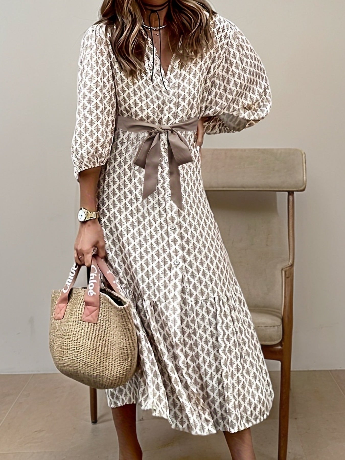 Isabella Jurk | Doorknoopjurk met Strikdetail, Subtiel Patroon en Elegante Pasvorm