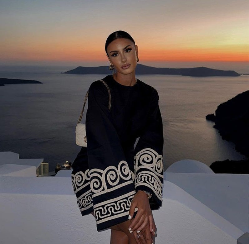 Raffaella Jurk | Geborduurde Damesjurk met Opstaande Kraag en Losse Pasvorm