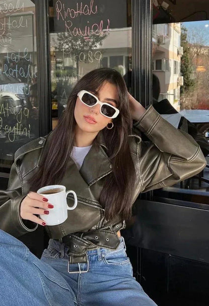 Serena dames bikerjack – korte moderne jas met ritsdetails en ceintuur